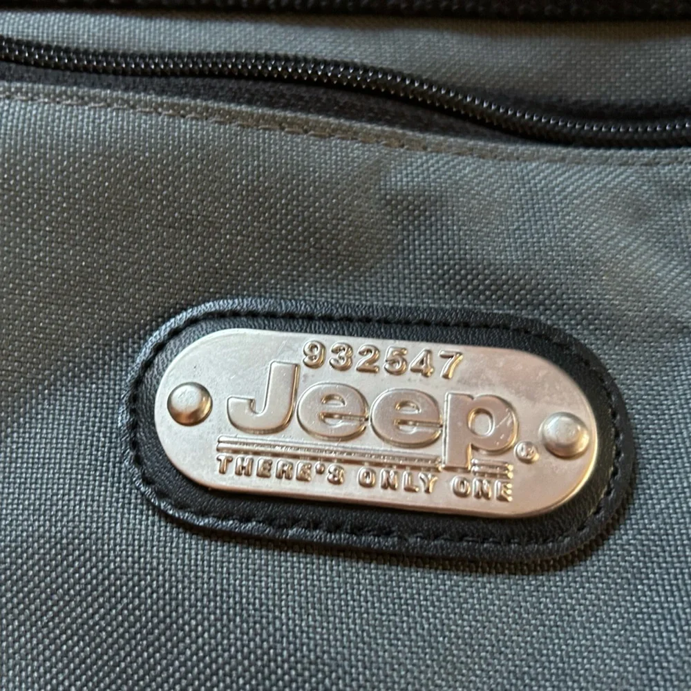 JEEP Gray & Black Rolling Duffel Bag. The handles join to carry. Ex condition.